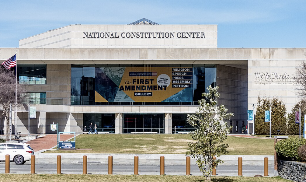 费城国家宪法中心将首次举办贺锦丽和特朗普大选辩论